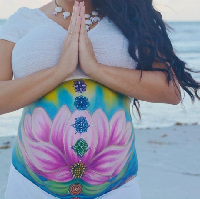 Mê mẩn loạt tranh vẽ trên bụng bầu của những người mẹ sắp sinh - 16