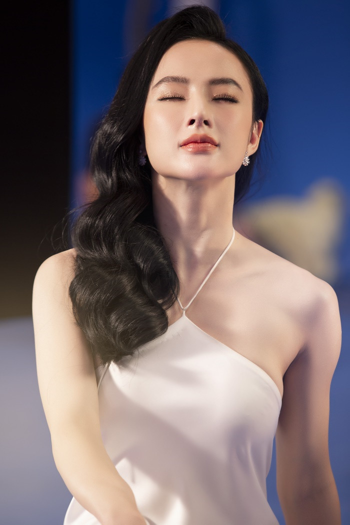 Sau 3 năm rút khỏi showbiz, Angela Phương Trinh tung bộ ảnh kiêu sa, gợi cảm - 1