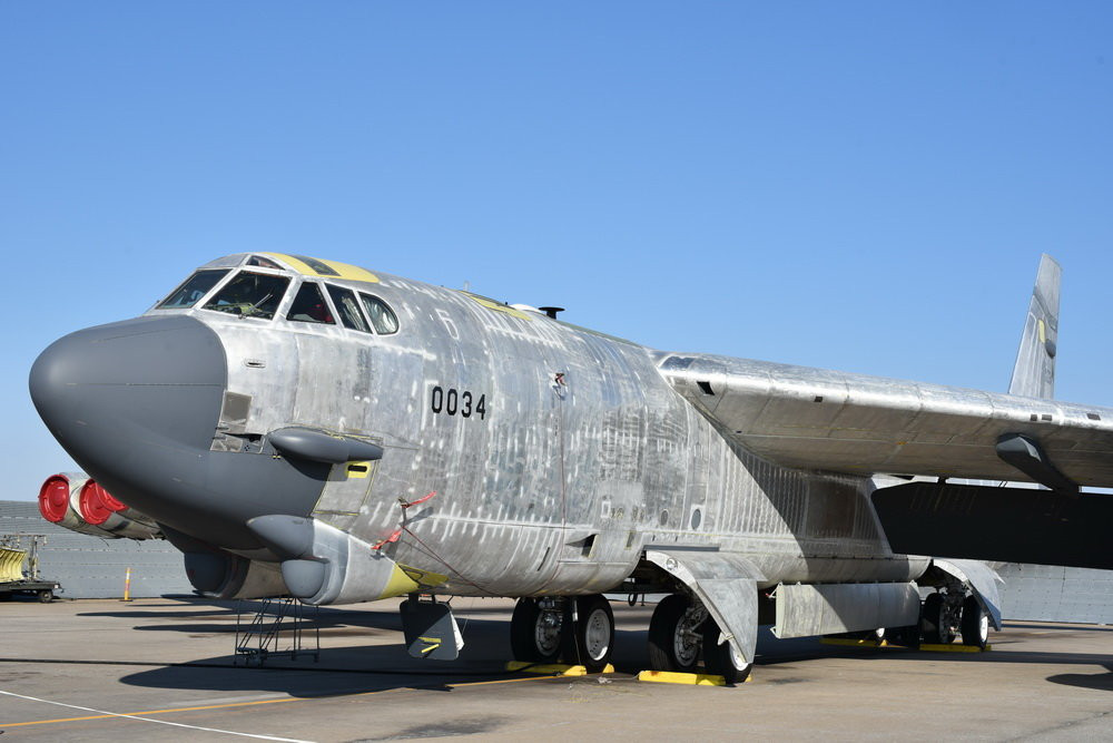 Máy bay ném bom ‘kỵ sĩ ma’ B-52H tái xuất sau 10 năm ở bãi phế liệu - 1