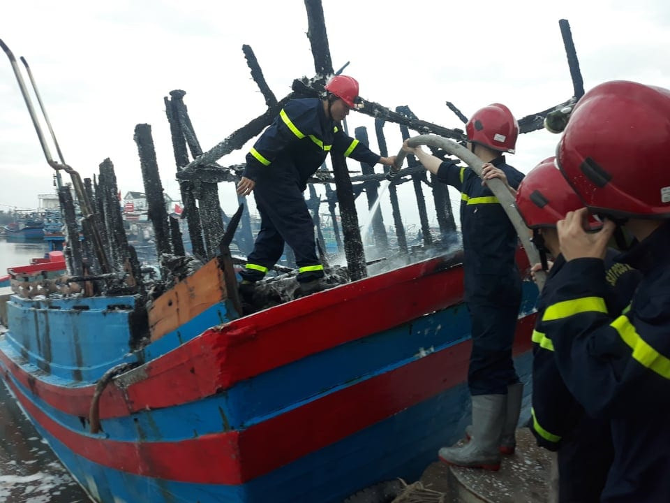 Tàu cá Quảng Ngãi cháy rụi trong đêm, thiệt hại gần 4 tỷ đồng - 1