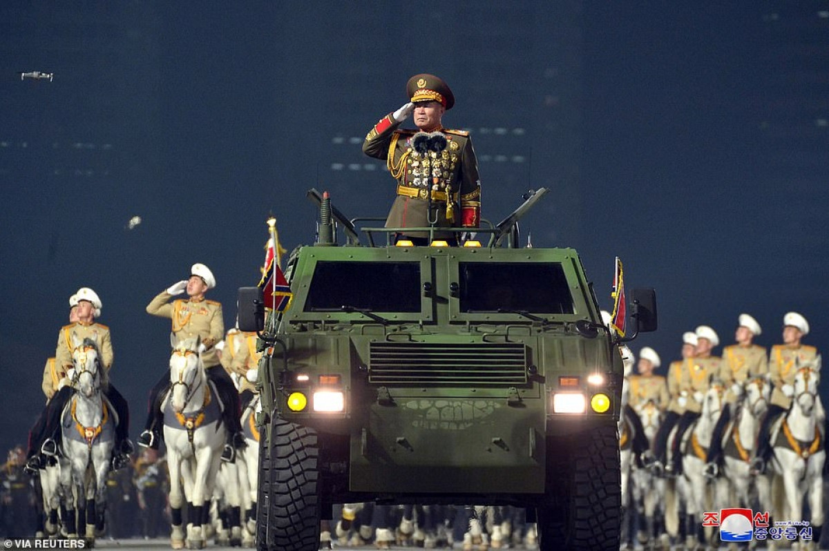 Xe chỉ huy tại cuộc duyệt binh trên quảng trường Kim Nhật Thành của Triều Tiên vào tối 14/1. Có cả “kỵ binh” trong sự kiện này.