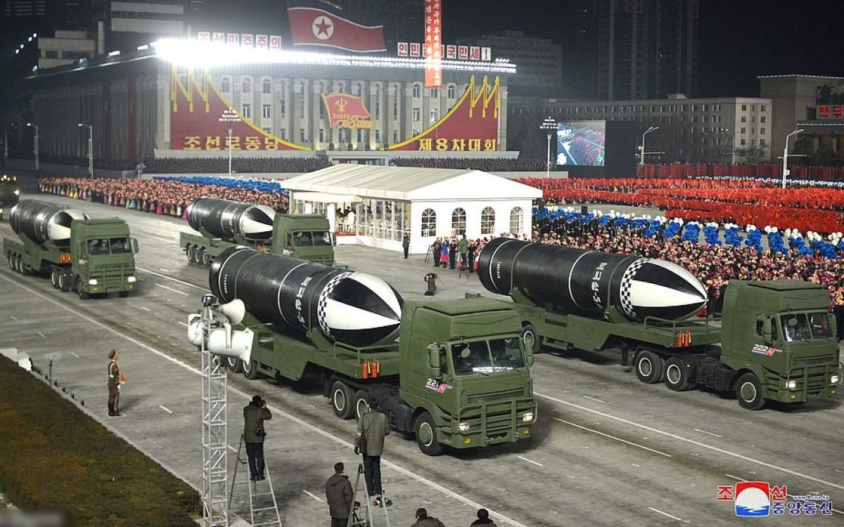 Tên lửa Pukguksong-5 diễu qua quảng trường. Triều Tiên tuyên bố đây là tên lửa “mạnh nhất thế giới”.