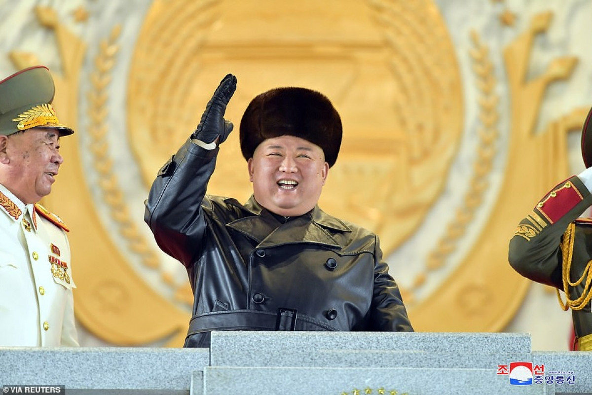 Tổng bí thư đảng Lao động Triều Tiên Kim Jong Un tươi cười trên lễ đài trong sự kiện này.