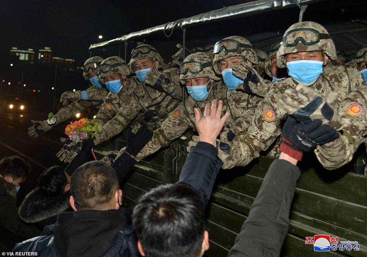 Dân chúng Triều Tiên chào đón các quân nhân tham gia duyệt binh.