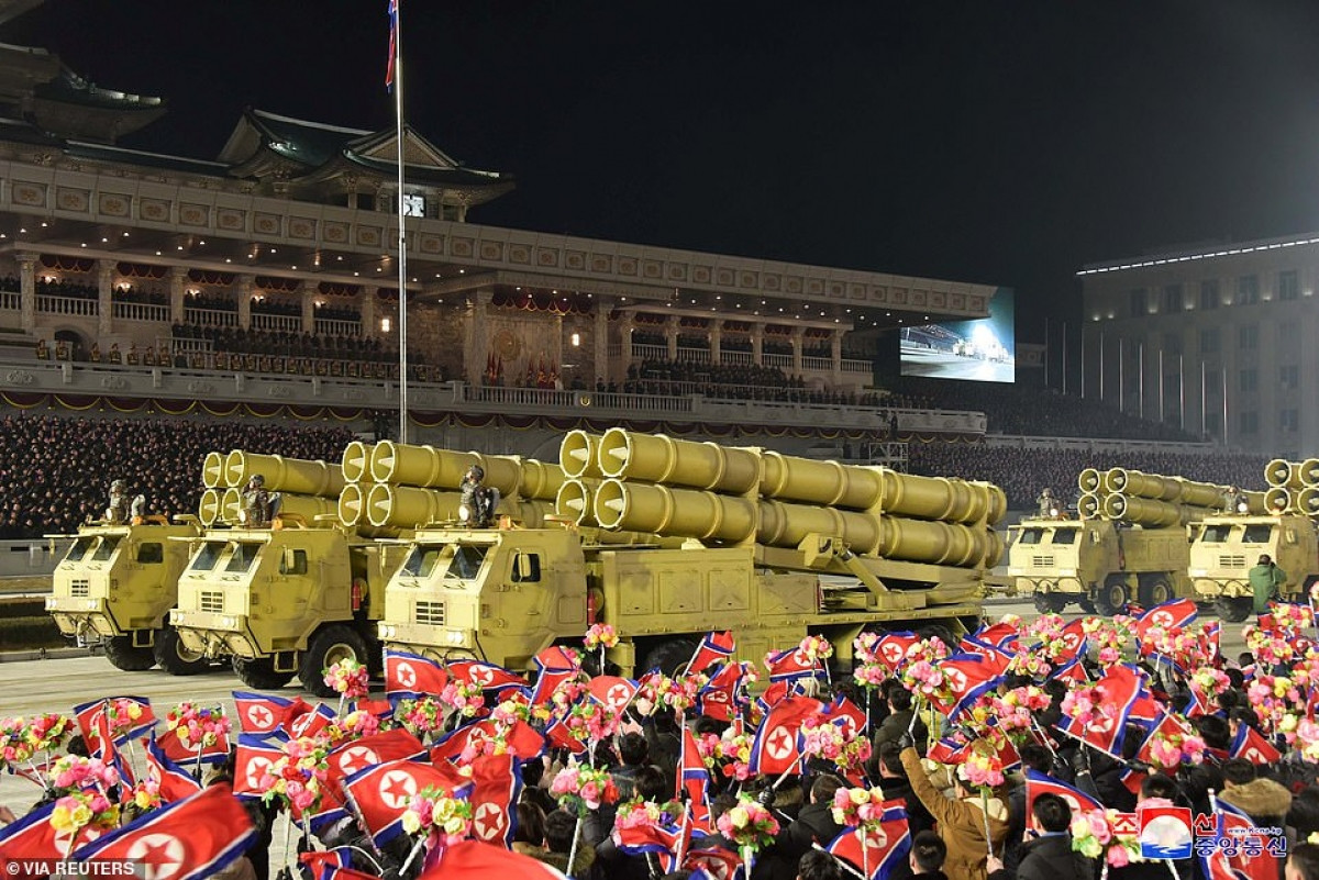 Cờ hoa Triều Tiên và xe chở vũ khí nước này.