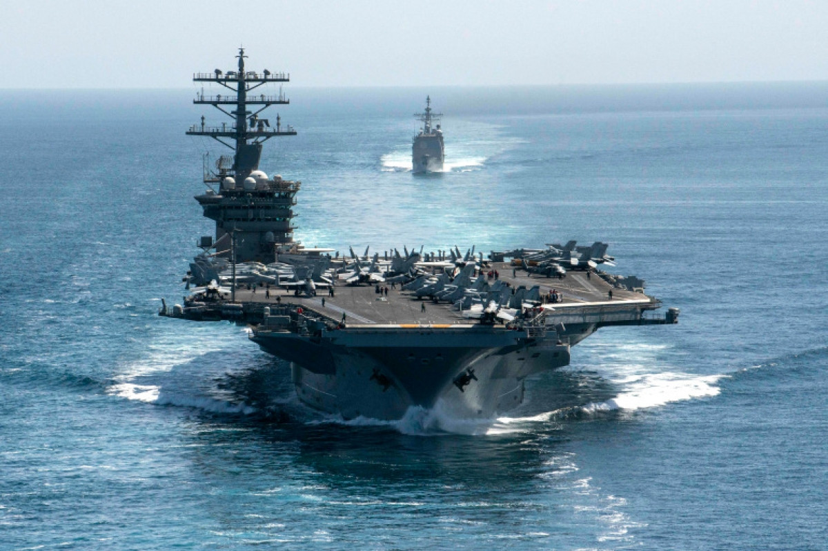 Tàu sân bay USS Nimitz (trước) và tàu tuần dương có tên lửa dẫn đường USS Philippine Sea đi qua Eo biển Hormuz. Ảnh: AFP