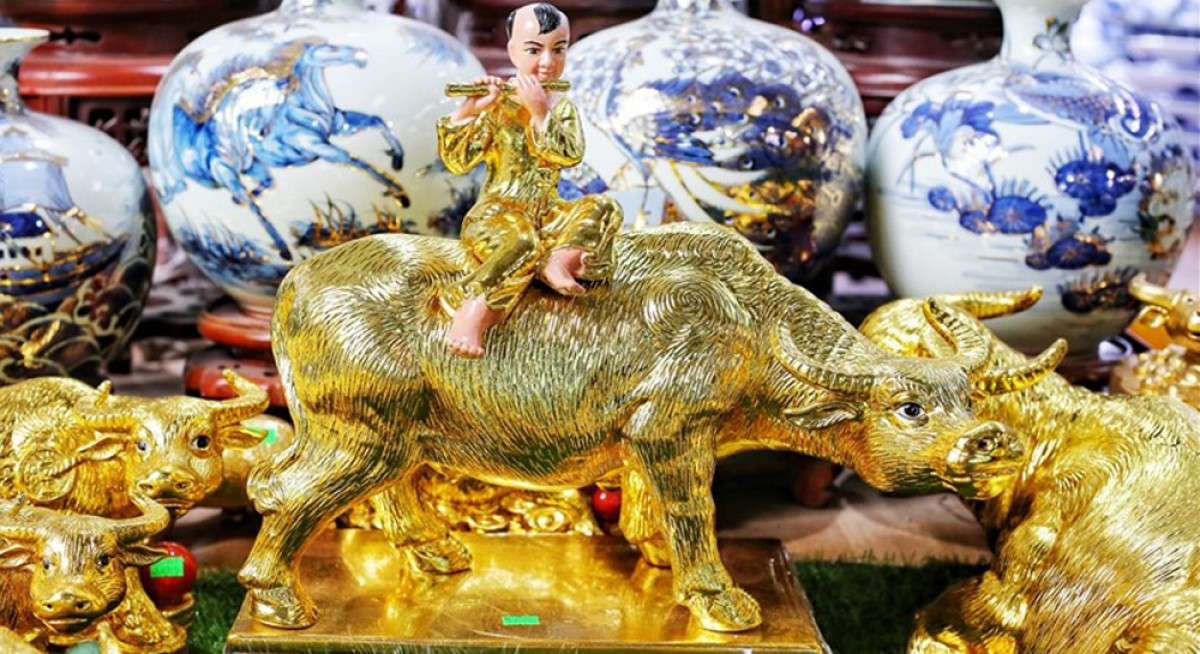 Sản phẩm trâu vàng ở Bát Tràng được nhiều khách tìm mua.