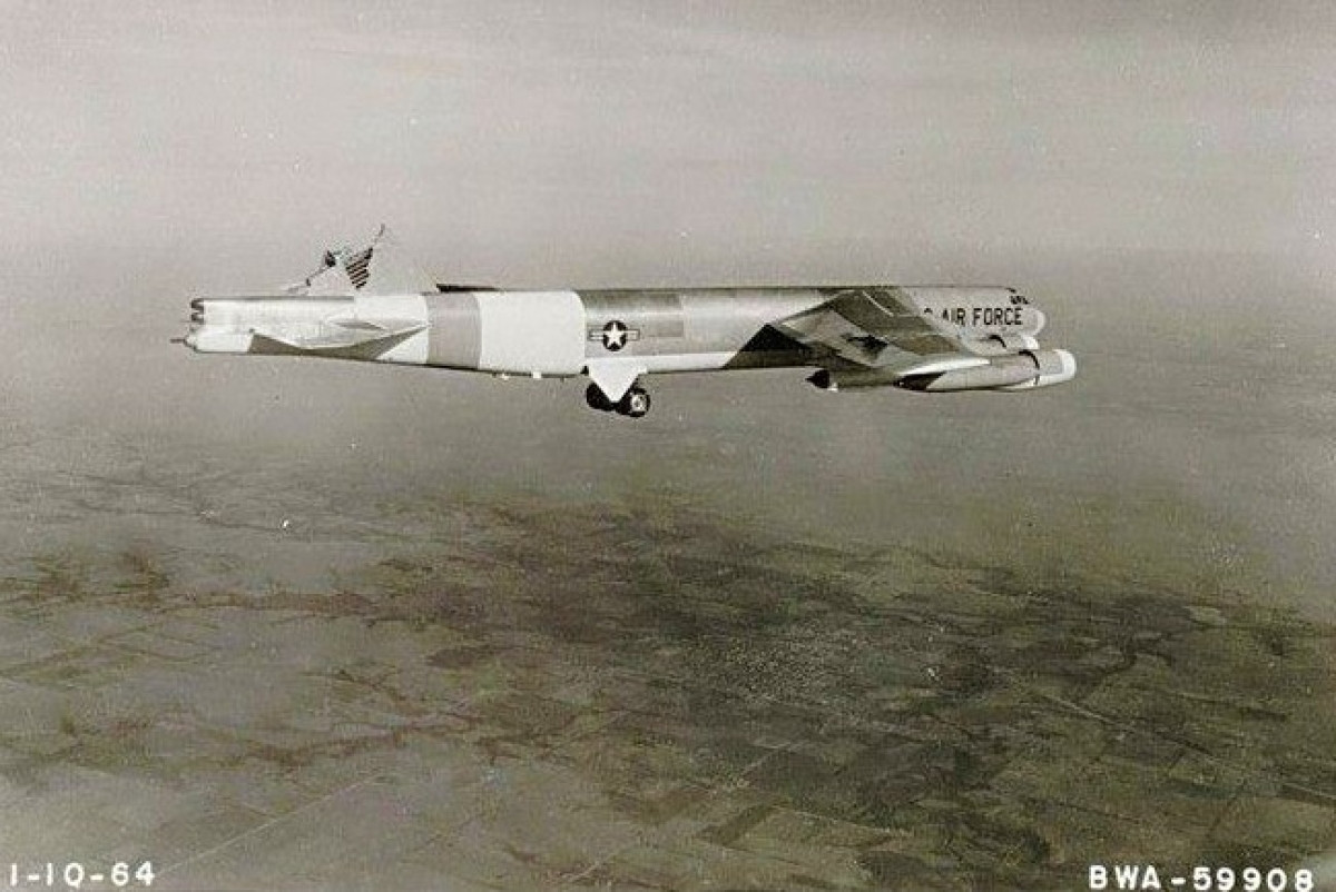 Chiếc B-52H Stratofortress số hiệu 61-0023 mất đuôi đứng và lái hướng trong khi đang bay; Nguồn: onestoptrendingnews.com