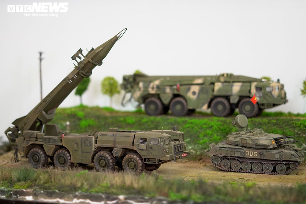 Ngắm dàn xe tăng, tên lửa mô hình cực hiếm của người đàn ông 7X - 7
