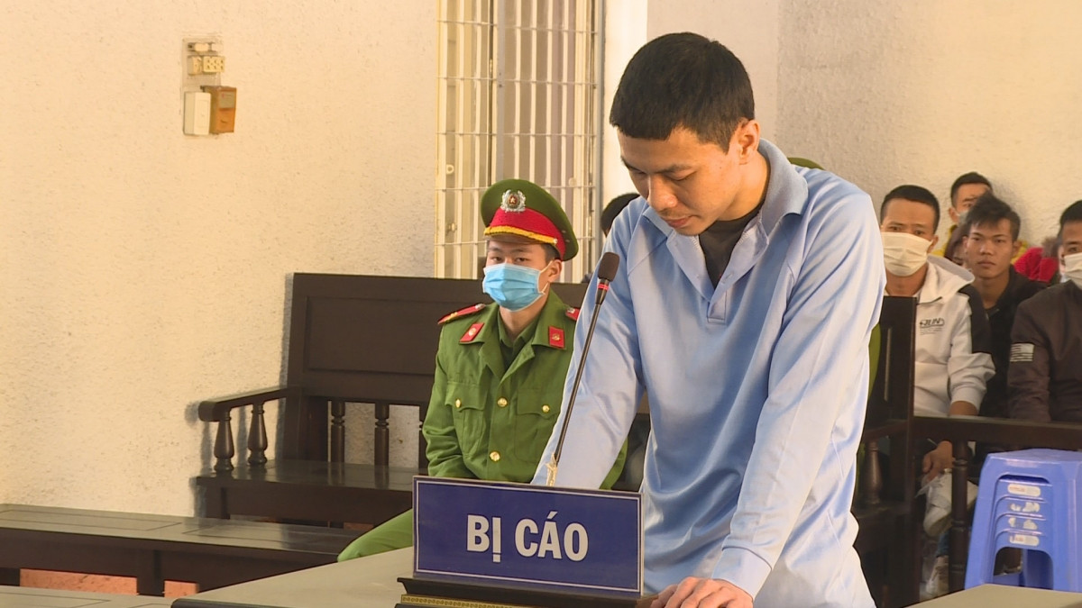 Bị cáo Nguyễn Quang Hùng tại tòa.
