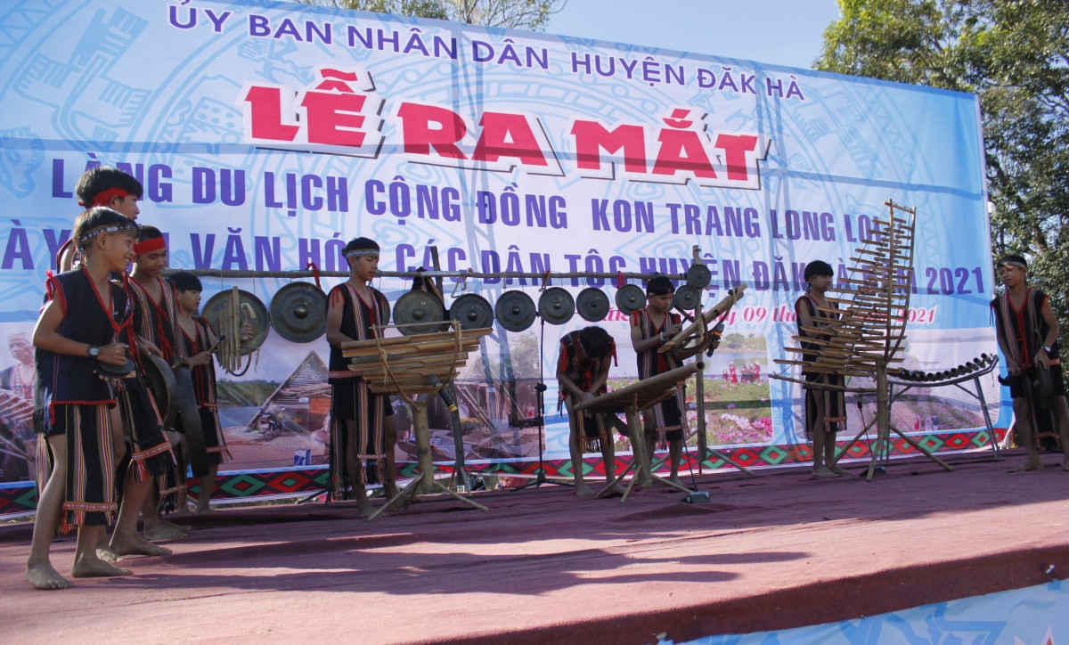 Được UBND tỉnh Kon Tum công nhận là làng du lịch cộng đồng vào tháng 5/2020, ngày 9/1/2021, làng Kon Trang Long Loi (huyện Đắk Hà) mở hội đón quyết định nói trên. Ảnh: Báo Kon Tum