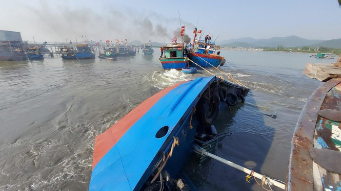 Nghệ An: Lật tàu chở 1.500 lít dầu trên sông - 1