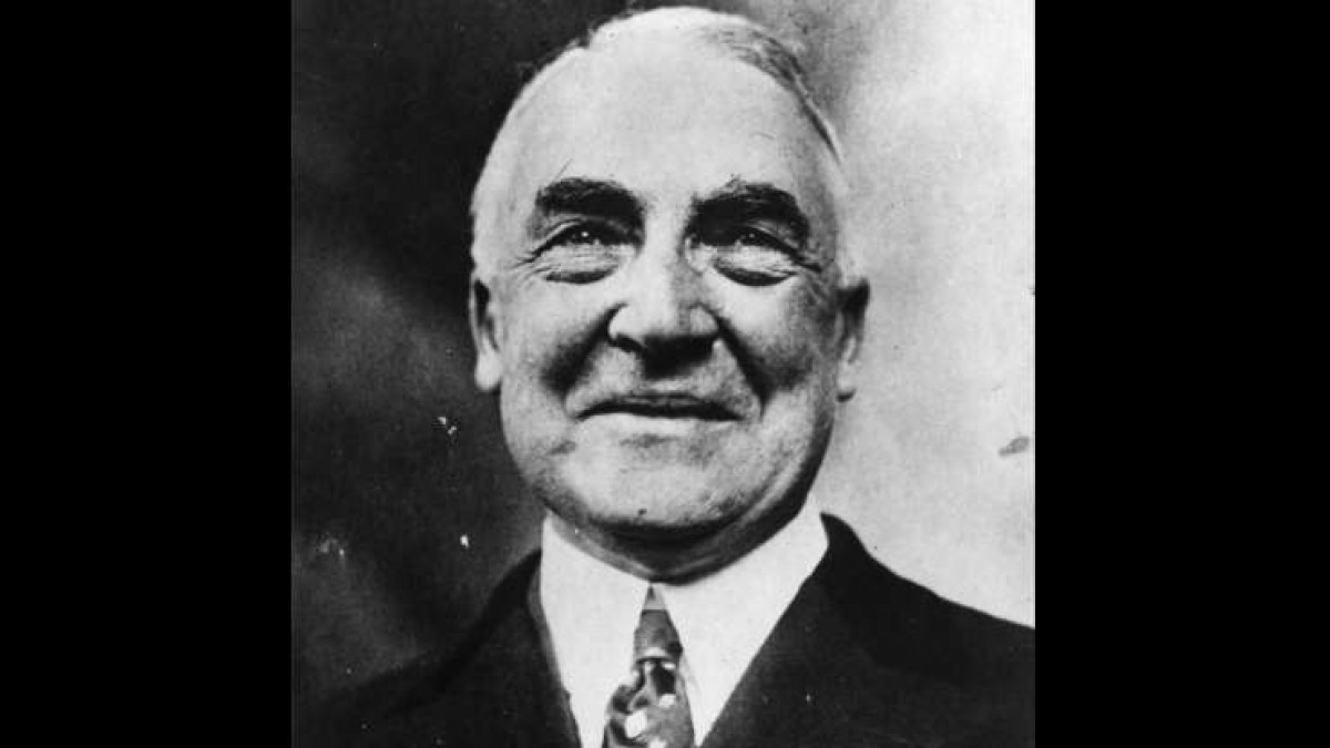 Warren Harding (1865-1923): Khi còn là một thượng nghị sĩ, ông Harding đã bỏ phiếu việc Cấm nấu và bán rượu mặc dù ông thích uống rượu. Khi trở thành Tổng thống, ông Harding có một quầy bar luôn đầy ắp rượu whiskey.