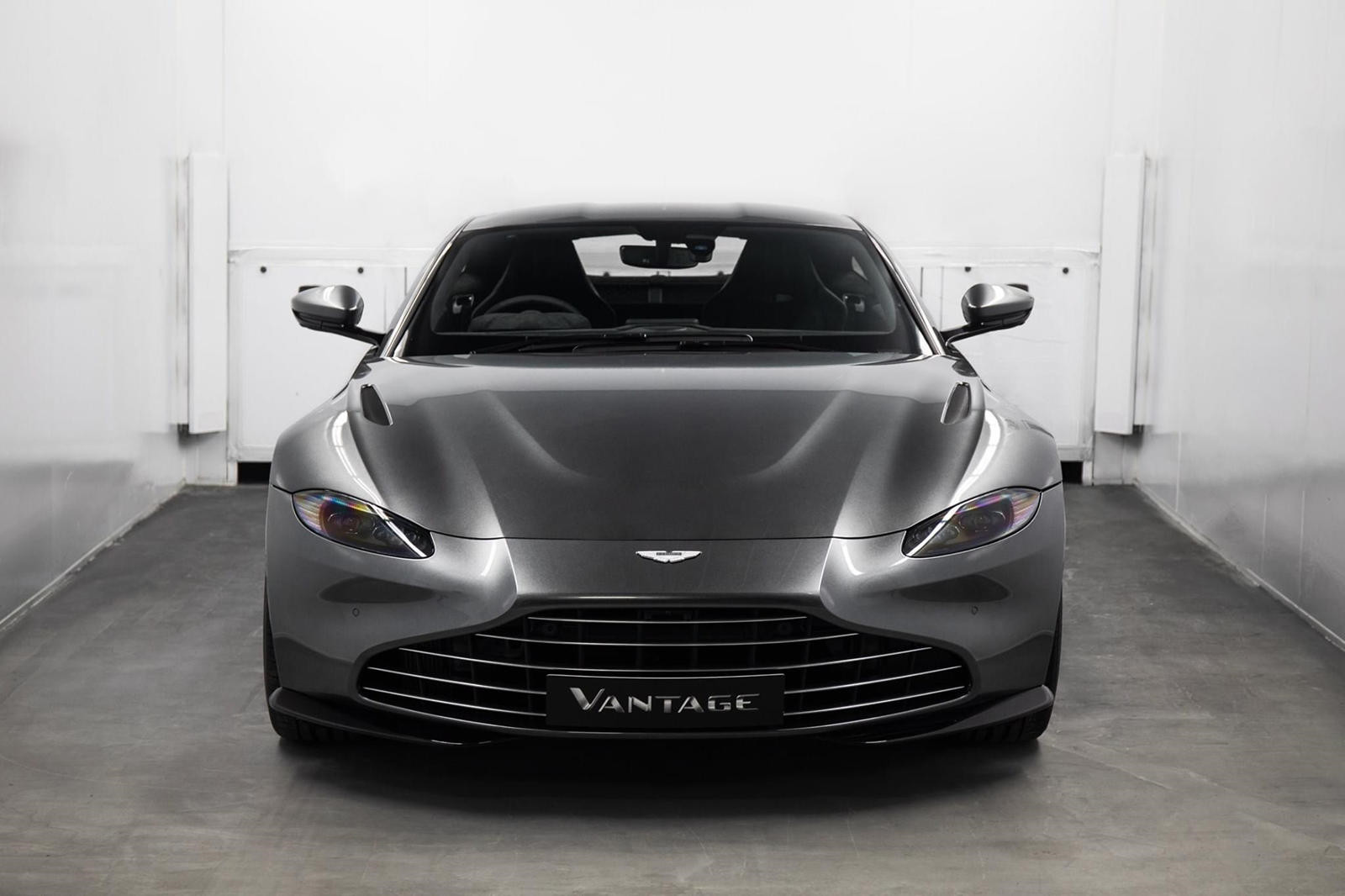 Mẫu lưới tản nhiệt mới của Aston Martin Vantage - 1