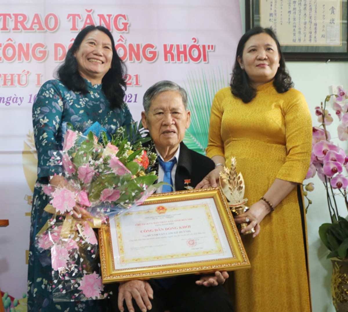 Ông Huỳnh Văn Cam được nhận danh hiệu 
