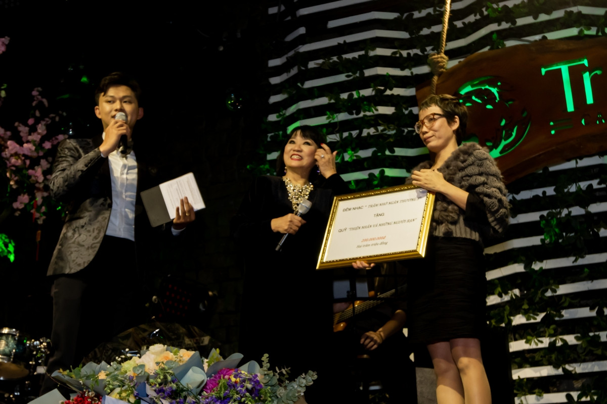 Tối 19/1, ca sĩ Cẩm Vân đã thay mặt Ban tổ chức chuỗi âm nhạc Lam Phương “Trăm nhớ ngàn thương” trao tặng chi phí 5 ca phẫu thuật cho các em nhỏ của quỹ “Thiện Nhân và những người bạn”.