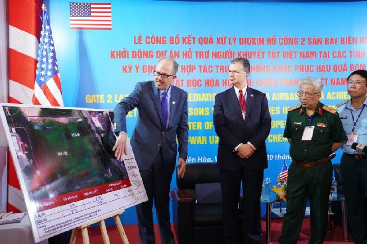 Thượng tướng Nguyễn Chí Vịnh, Thứ trưởng Bộ Quốc phòng Việt Nam và Đại sứ Mỹ tại Việt Nam Daniel J. Kritenbrink tại sự kiện. Ảnh: PLO