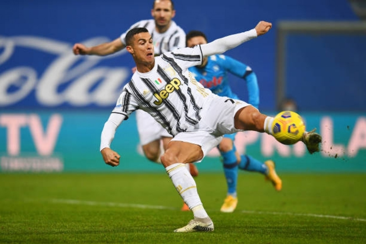 Ronaldo ghi bàn góp công vào danh hiệu Siêu Cúp Italy 2020 của Juventus. (Ảnh: Getty).