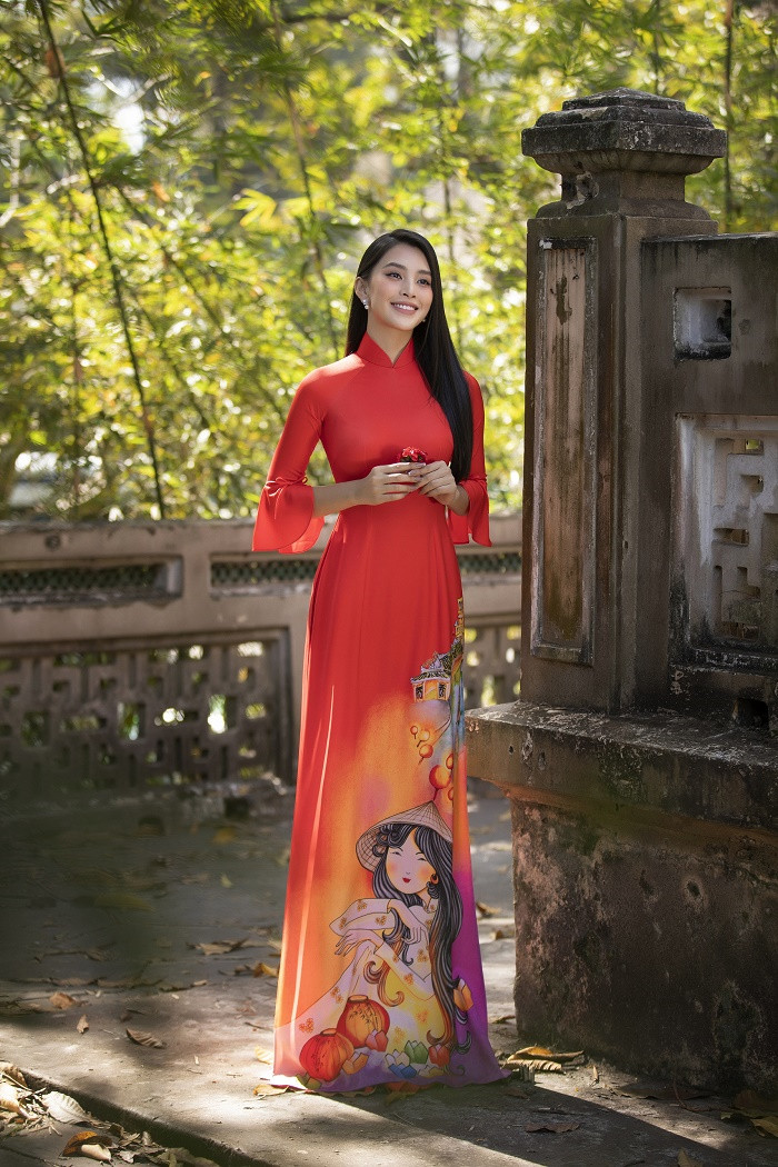 Hoa hậu Tiểu Vy đẹp tinh khôi với áo dài truyền thống  - 1