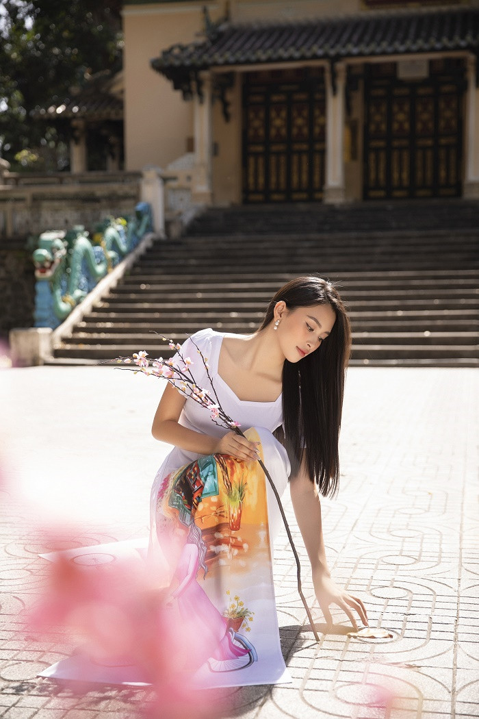 Hoa hậu Tiểu Vy đẹp tinh khôi với áo dài truyền thống  - 12