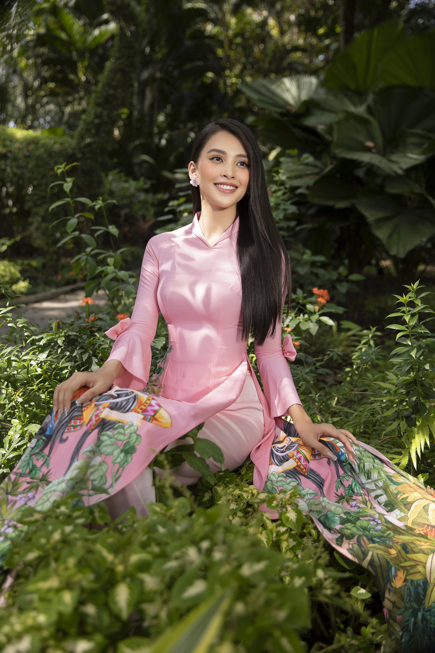 Hoa hậu Tiểu Vy đẹp tinh khôi với áo dài truyền thống  - 5
