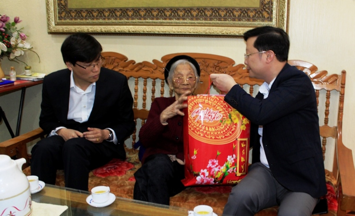 Đoàn công tác tỉnh Lai Châu tặng quà gia đình bà Lê Thị Tiện, vợ liệt sỹ, ở huyện Tân Uyên.