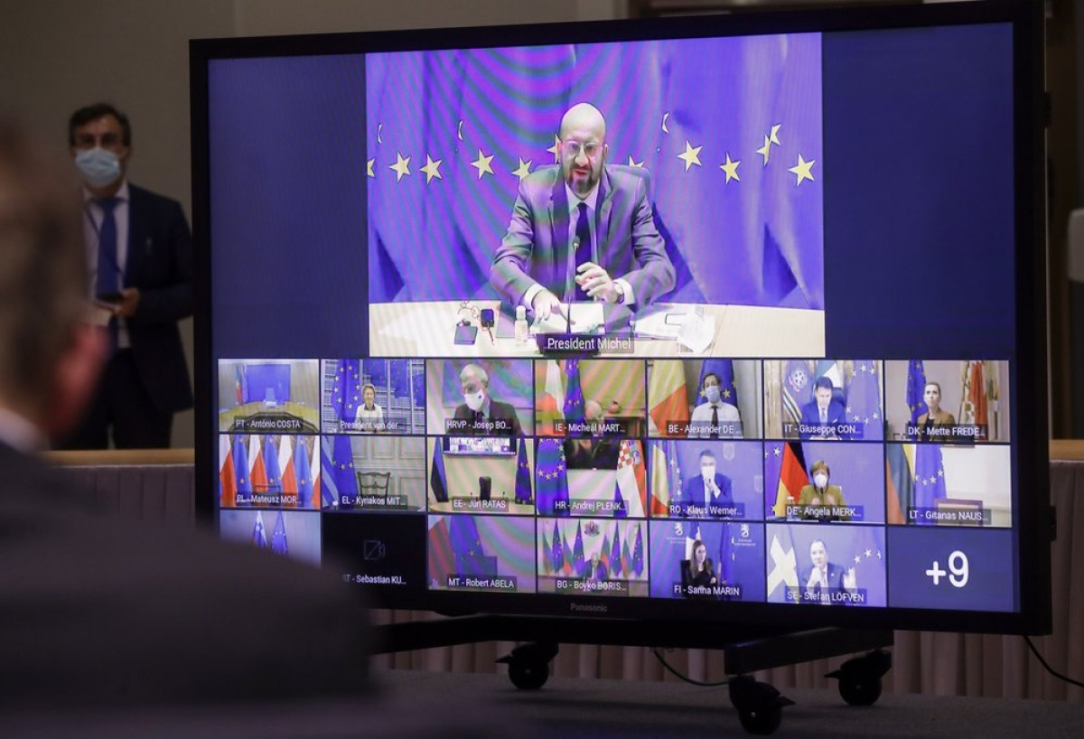 Chủ tịch Hội đồng châu ÂU Charles Michel và các nhà lãnh đạo châu Âu trong Hội nghị Thượng đỉnh trực tuyến EU tại trụ sở của Hội đồng châu Âu ở Brussels ngày 21/1. Ảnh: AP