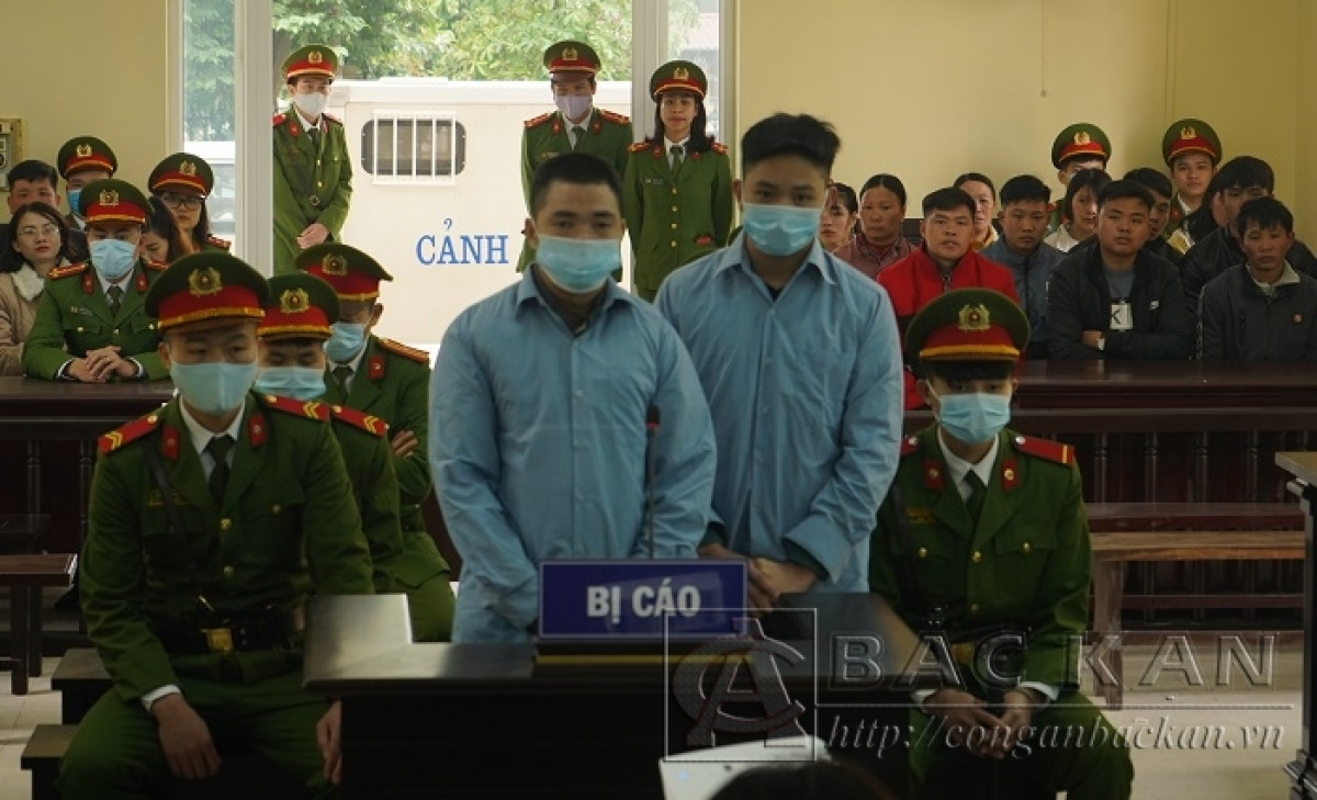 2 đối tượng Phùng Văn Ton và Phùng Chần Nần tại phiên tòa xét xử.