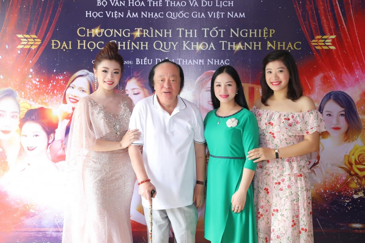 Sao Mai Bích Hồng,Sao Mai Phương Nga, Sao Mai Thu Hằng cùng NSND Trung Kiên.