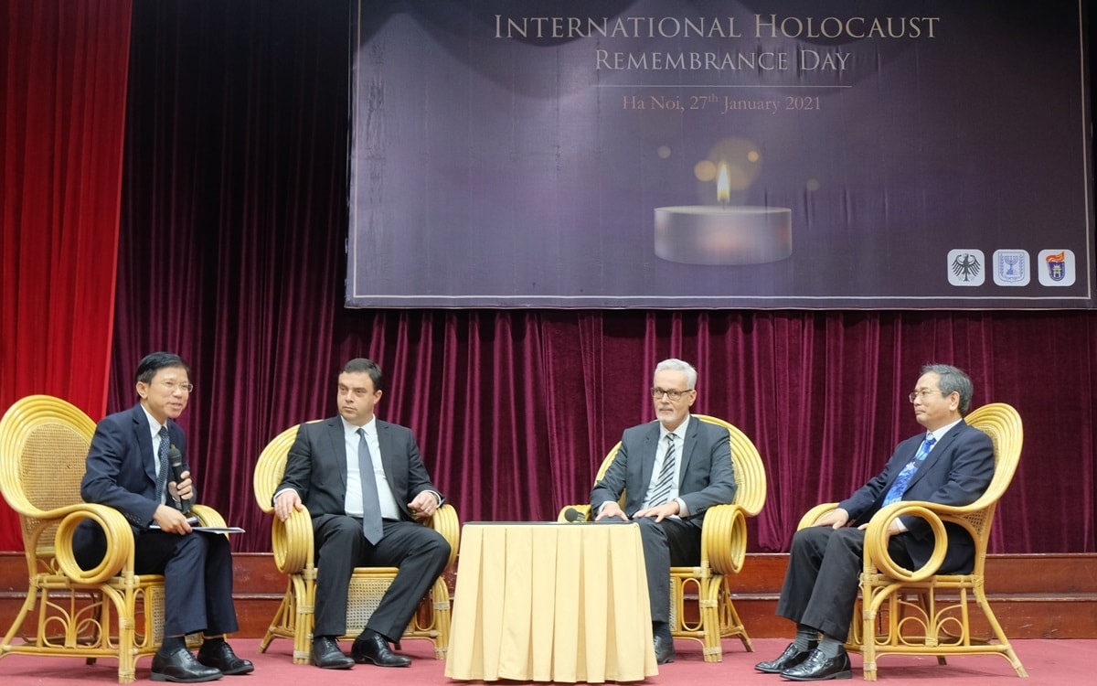 Các đại biểu dự lễ tưởng niệm Holocaust tại Hà Nội thảo luận về cuộc diệt chủng Do Thái hôm 27/1. Đại sứ Israel Eshcar ngồi ở vị trí thứ 2 từ trái sang, còn Đại sứ Đức Hildner ở vị trí thứ 3 từ trái sang. Ảnh: Việt Anh.