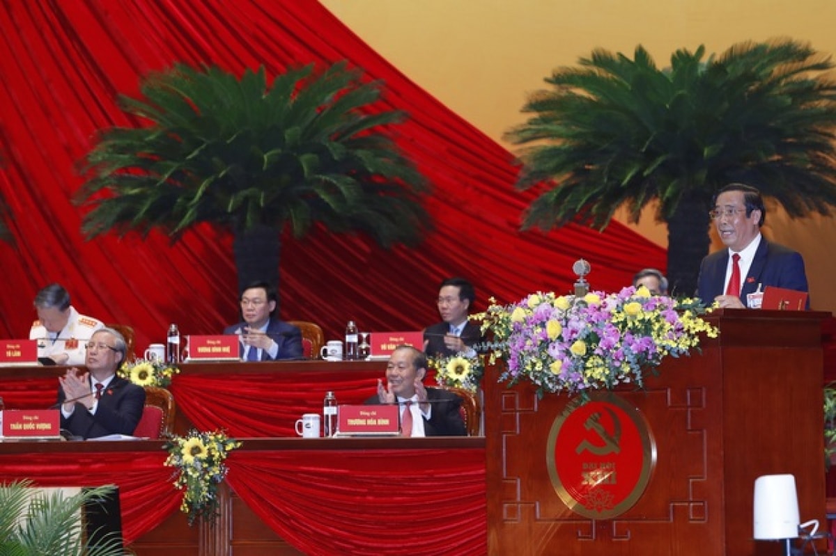 Ông Nguyễn Thanh Bình, Phó Trưởng ban Thường trực Ban Tổ chức Trung ương khóa XII thay mặt Ban Kiểm phiếu Đại hội báo cáo kết quả bầu cử, công bố danh sách các đồng chí trúng cử vào Ban Chấp hành Trung ương khóa XIII. Ảnh: TTXVN