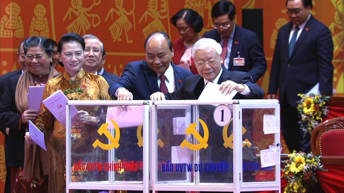 Tổng Bí thư, Chủ tịch nước Nguyễn Phú Trọng, Thủ tướng Nguyễn Xuân Phúc, Chủ tịch Quốc hội Nguyễn Thị Kim Ngân bỏ phiếu bầu Ban Chấp hành Trung ương khóa XIII