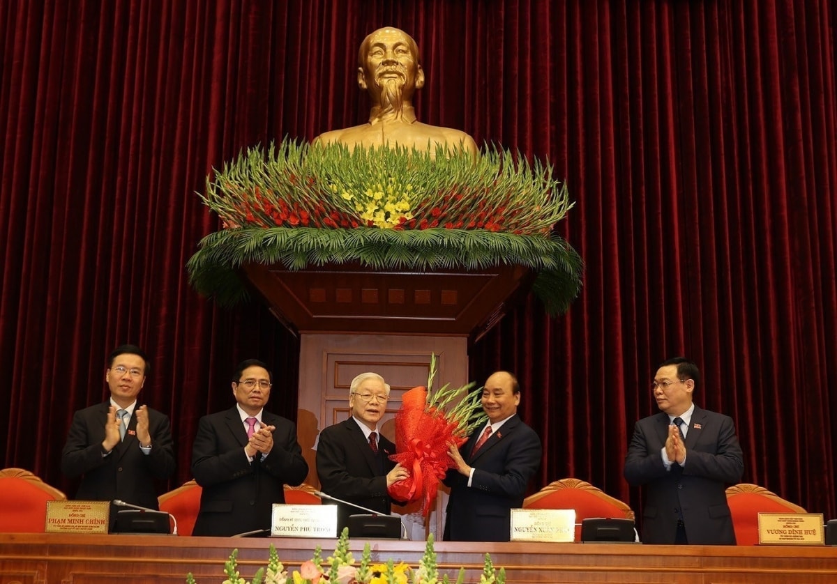 Thay mặt Bộ Chính trị, Thủ tướng Nguyễn Xuân Phúc tặng hoa chúc mừng đồng chí Nguyễn Phú Trọng được tín nhiệm bầu làm Tổng Bí thư Ban Chấp hành Trung ương Đảng Cộng sản Việt Nam khóa XIII. (Ảnh: Trí Dũng/TTXVN)