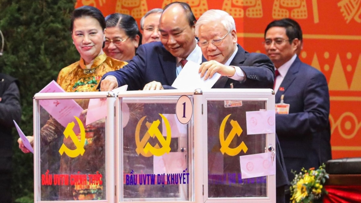 Tổng Bí thư, Chủ tịch nước Nguyễn Phú Trọng, Thủ tướng Nguyễn Xuân Phúc, Chủ tịch Quốc hội Nguyễn Thị Kim Ngân, Thường trực Ban Bí thư Trần Quốc Vượng bỏ phiếu bầu Ban Chấp hành Trung ương khóa XIII.