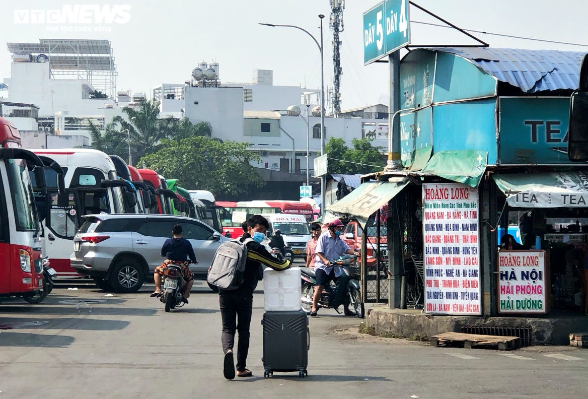 Sinh viên TP.HCM tất tả về quê ăn Tết sớm - 8