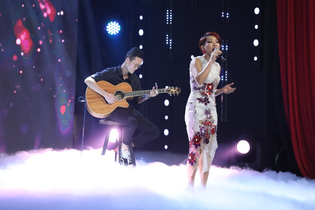 Hà Trần trình diễn nhiều cảm xúc trên sân khấu với liên khúc của nhạc sĩ Trần Tiến.