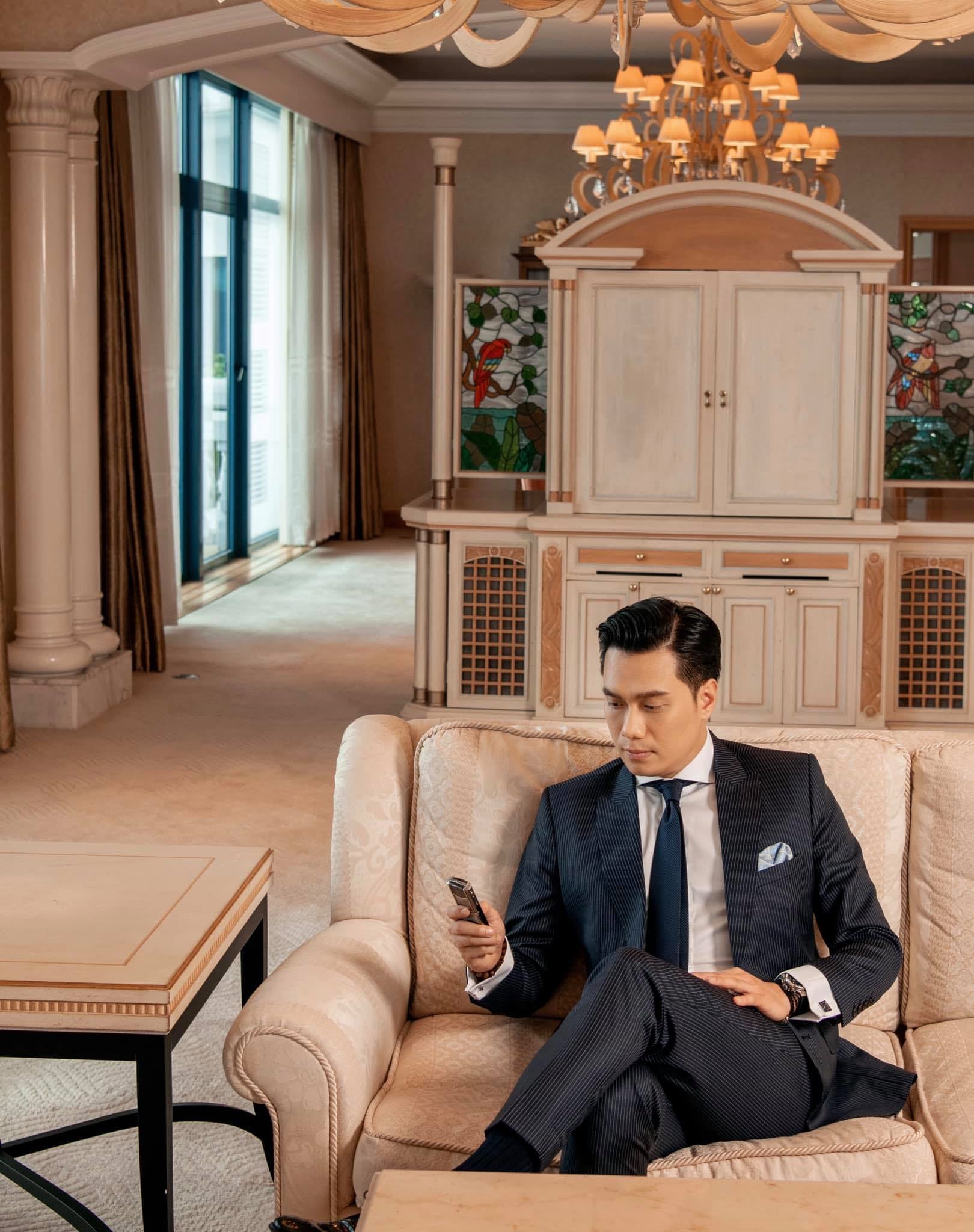 Phong cách thời trang khi lịch lãm, lúc lòe loẹt của Việt Anh - 5