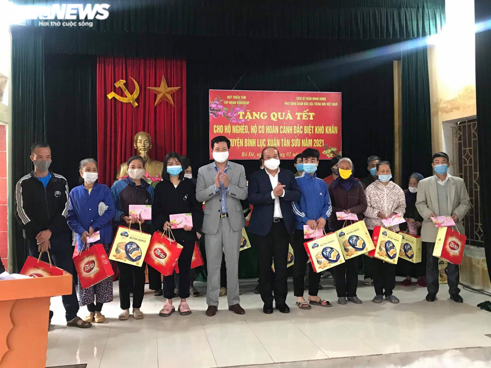Đài Tiếng nói Việt Nam và Vingroup trao 300 suất quà Tết cho hộ nghèo ở Hà Nam - 1