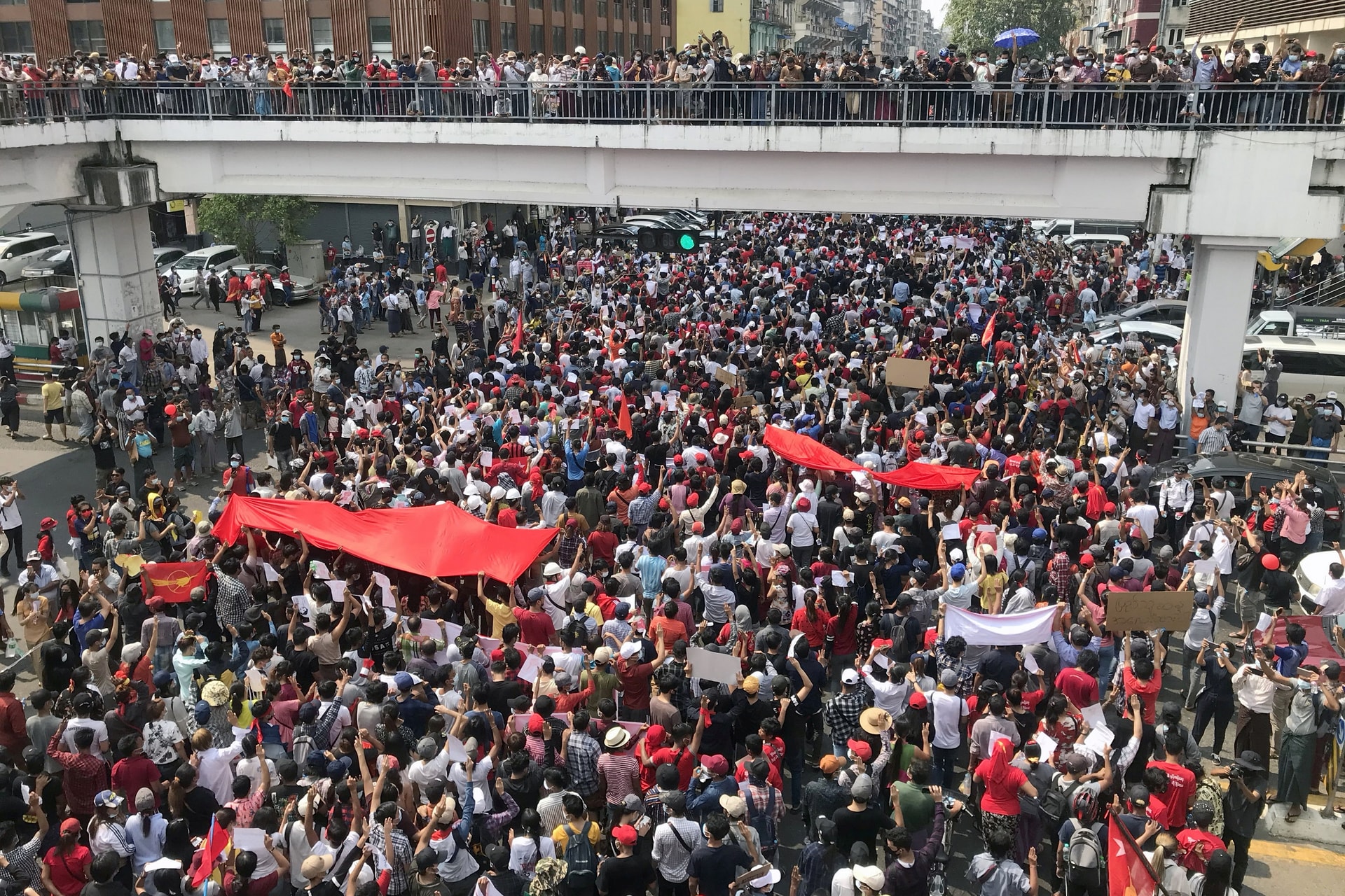 Hơn 60.000 người biểu tình phản đối đảo chính quân sự ở Myanmar - 1