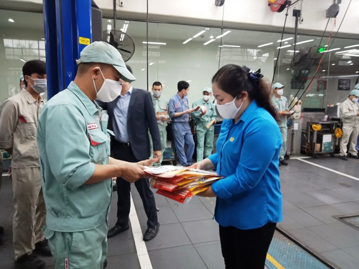 Liên đoàn lao động TP Hà Nội yêu cầu rà soát lập danh sách, hỗ trợ những lao động không thể về quê ăn Tết. (Ảnh minh họa: Báo Nhân Dân)