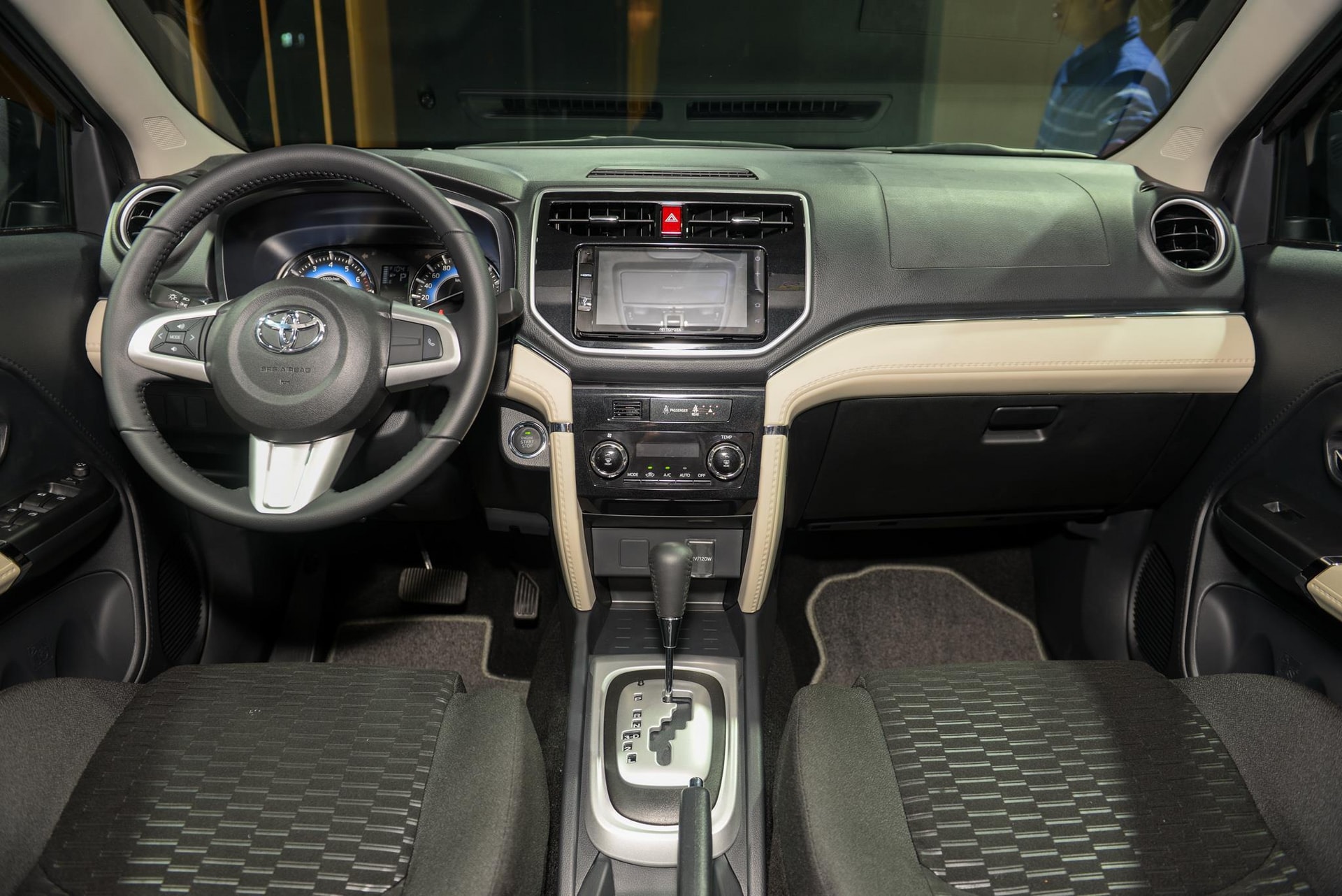 Những lựa chọn SUV 7 chỗ có giá lăn bánh dưới 1 tỷ đồng tại Việt Nam - 3