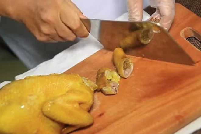 Bí quyết chặt thịt gà đẹp cho mâm cỗ Tết Tân Sửu 2021 - 1