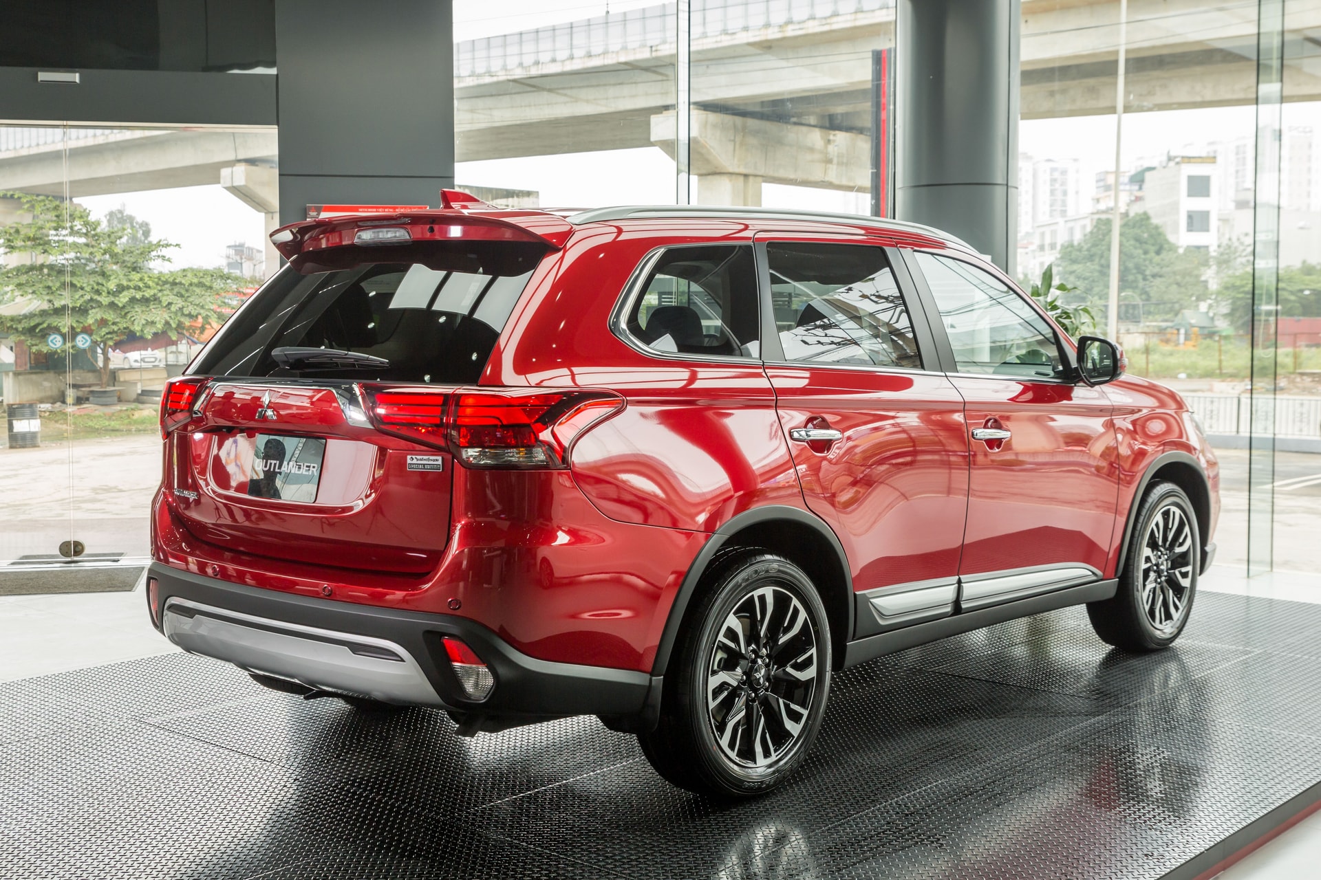Những lựa chọn SUV 7 chỗ có giá lăn bánh dưới 1 tỷ đồng tại Việt Nam - 6