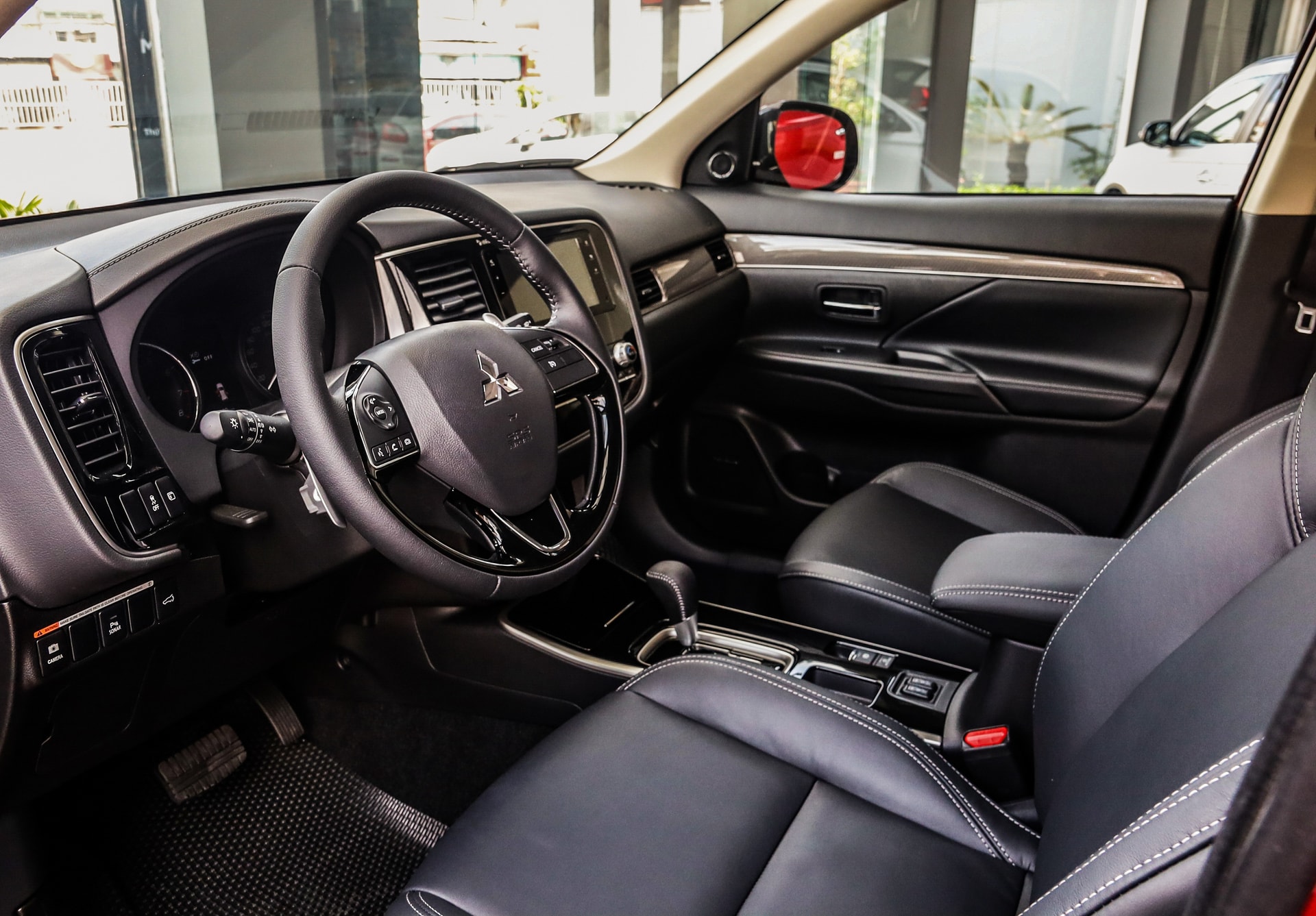 Những lựa chọn SUV 7 chỗ có giá lăn bánh dưới 1 tỷ đồng tại Việt Nam - 8