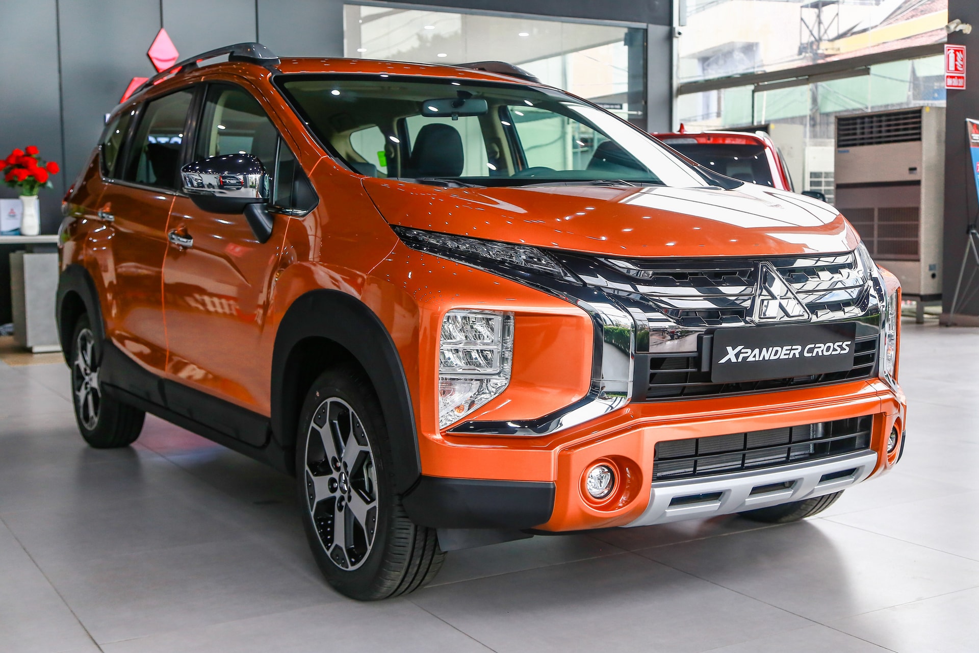 Những lựa chọn SUV 7 chỗ có giá lăn bánh dưới 1 tỷ đồng tại Việt Nam - 9