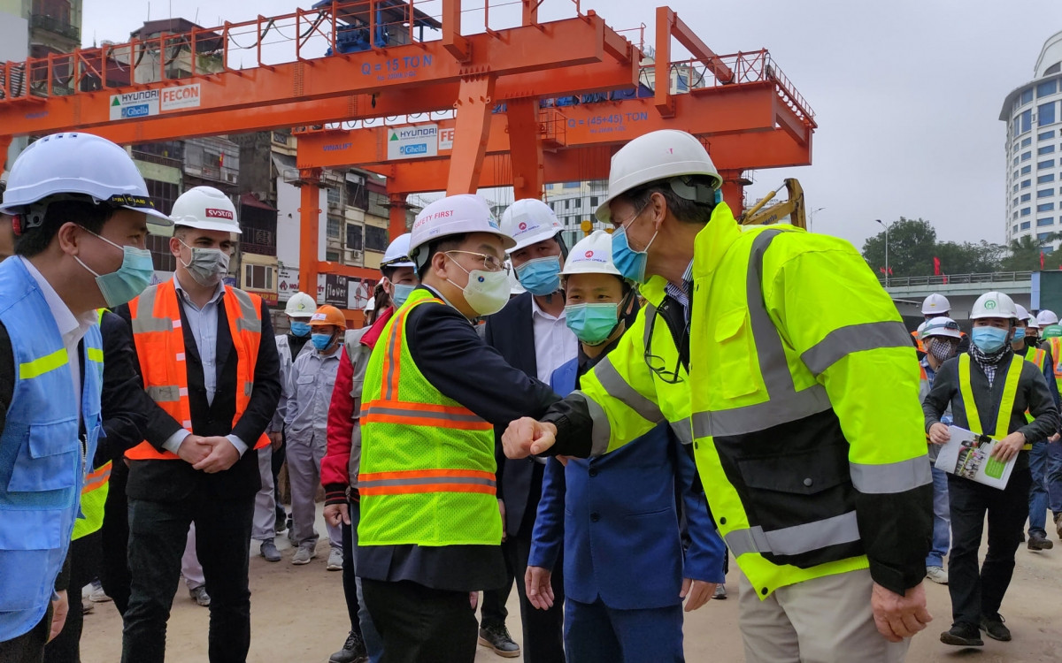  Chủ tịch UBND TP Hà Nội Chu Ngọc Anh đi thăm, công trường xây dựng nhà ga S9 - Kim Mã nhân dân dịp Tết Nguyên đán.