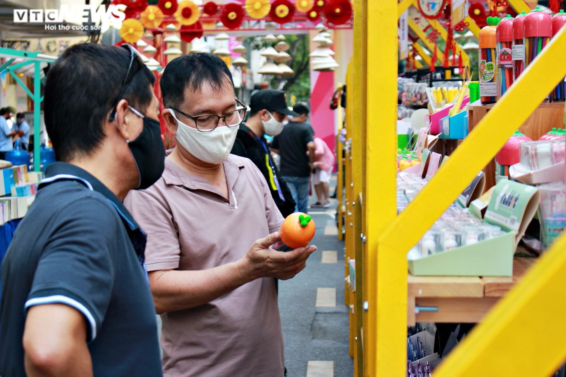 Người Sài Gòn đeo khẩu trang du xuân tại Lễ hội Đường sách Tết Tân Sửu - 4