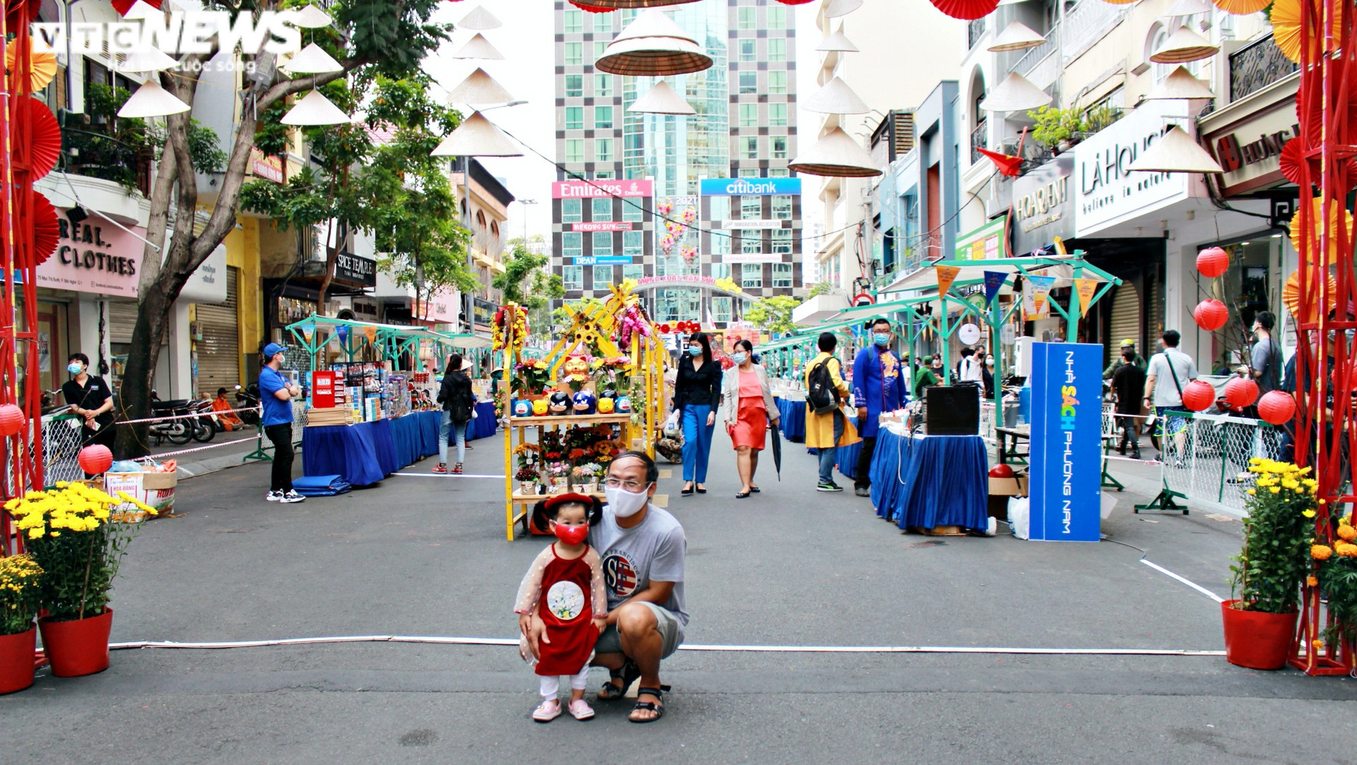 Người Sài Gòn đeo khẩu trang du xuân tại Lễ hội Đường sách Tết Tân Sửu - 2