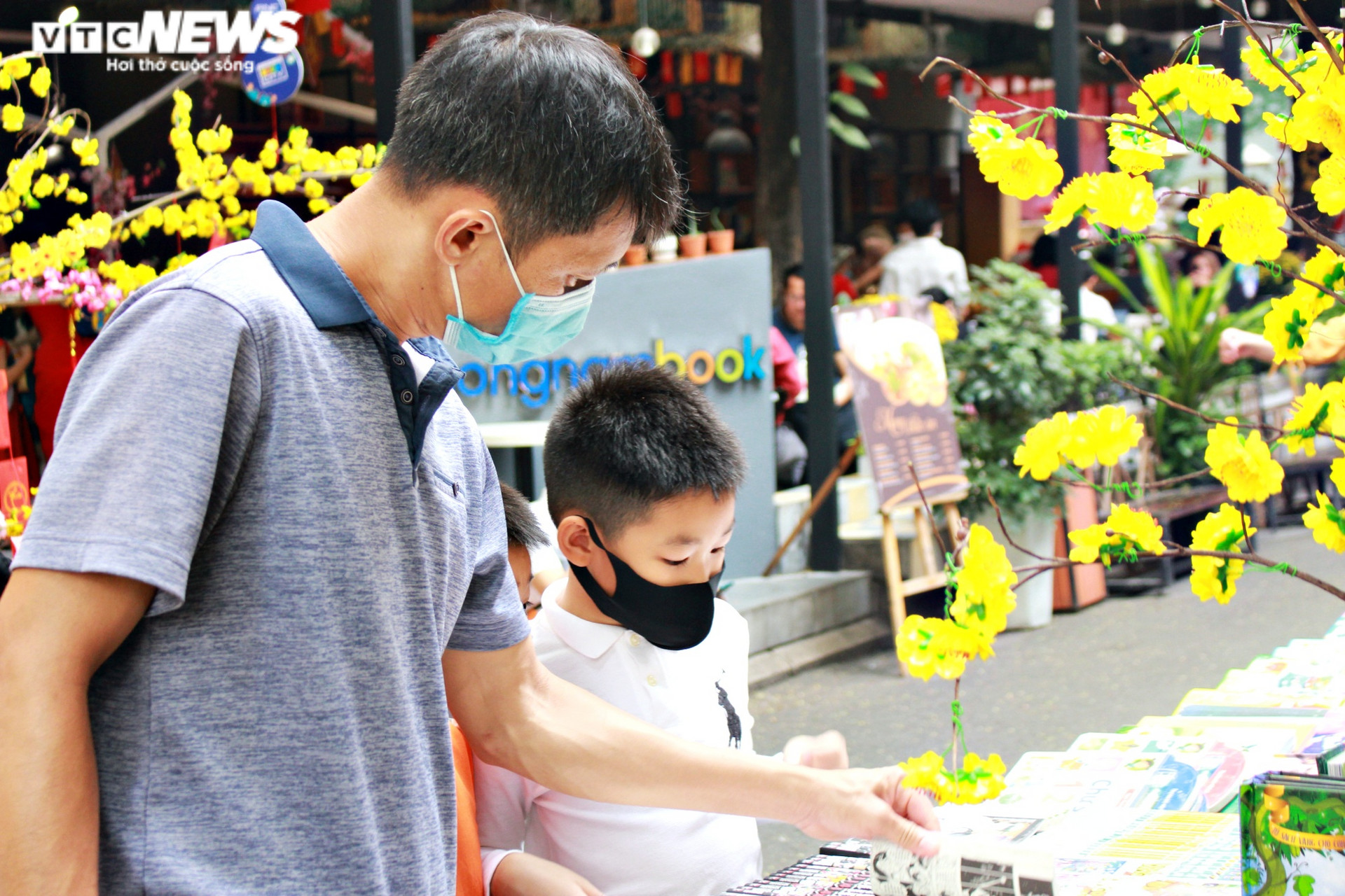 Người Sài Gòn đeo khẩu trang du xuân tại Lễ hội Đường sách Tết Tân Sửu - 8