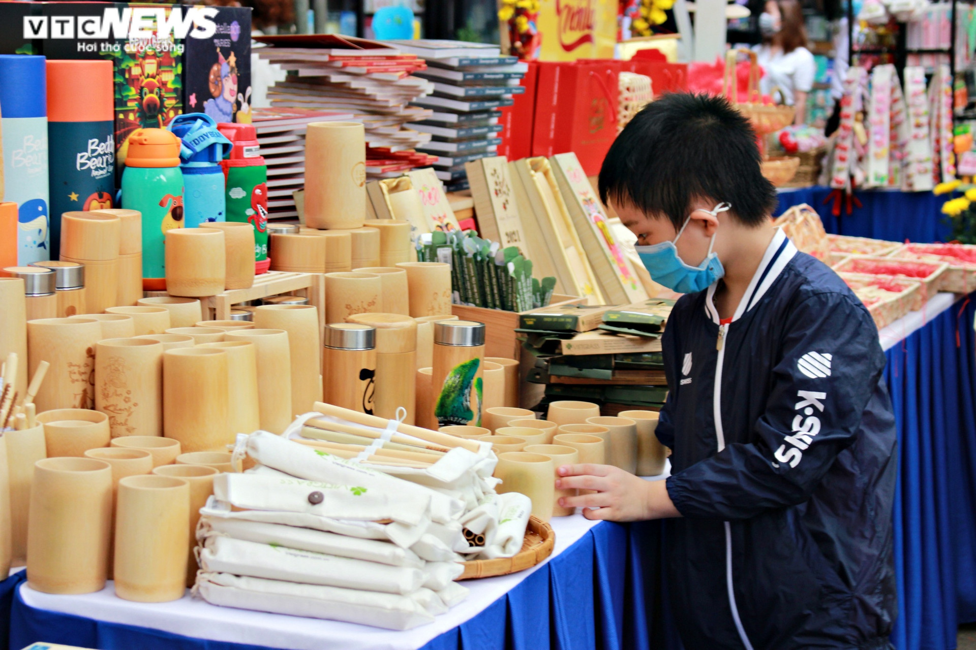 Người Sài Gòn đeo khẩu trang du xuân tại Lễ hội Đường sách Tết Tân Sửu - 10